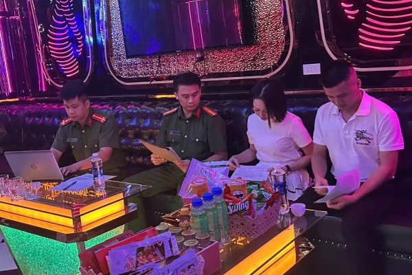 Kiểm tra quán karaoke, phát hiện 4 cô gái múa khiêu dâm trong phòng VIP