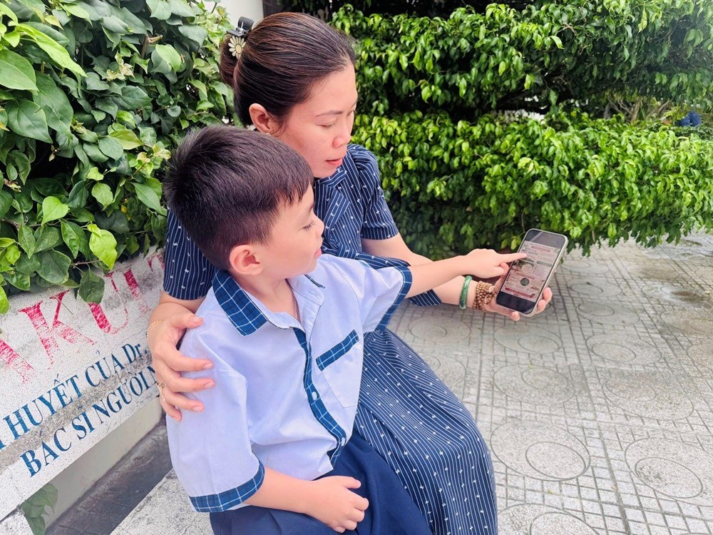 đọc s&aacute;ch ảnh 1