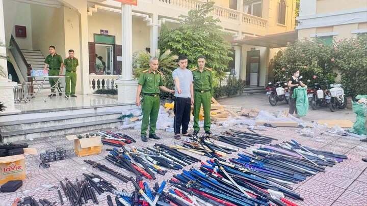 Khởi tố đối tượng bán gần 1 tấn kiếm, bình xịt hơi cay qua mạng ở Bắc Ninh