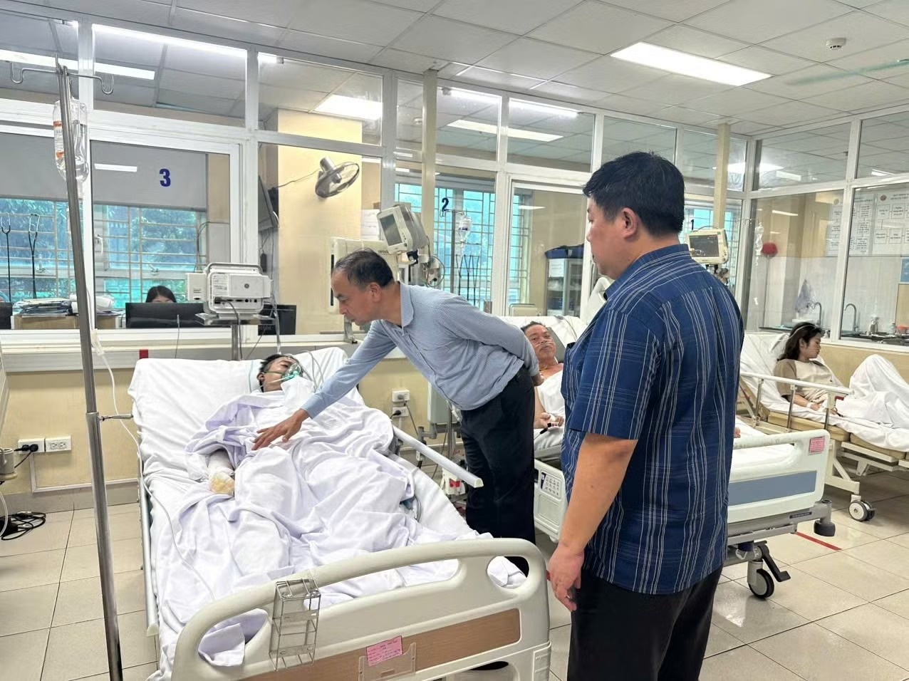 Thăm hỏi gia đình nạn nhân vụ cháy khiến 5 người tử vong