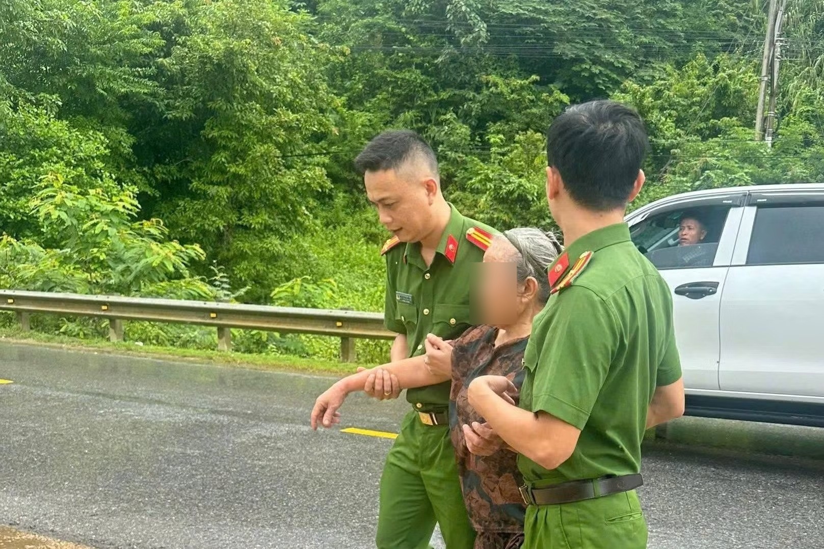 cứu người trong lũ ảnh 2
