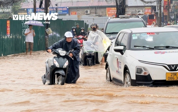 h&agrave; nội mưa lớn ảnh 1