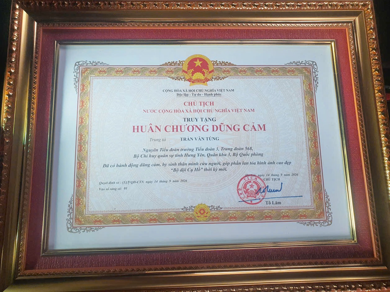 Hu&acirc;n chương dũng cảm ảnh 1
