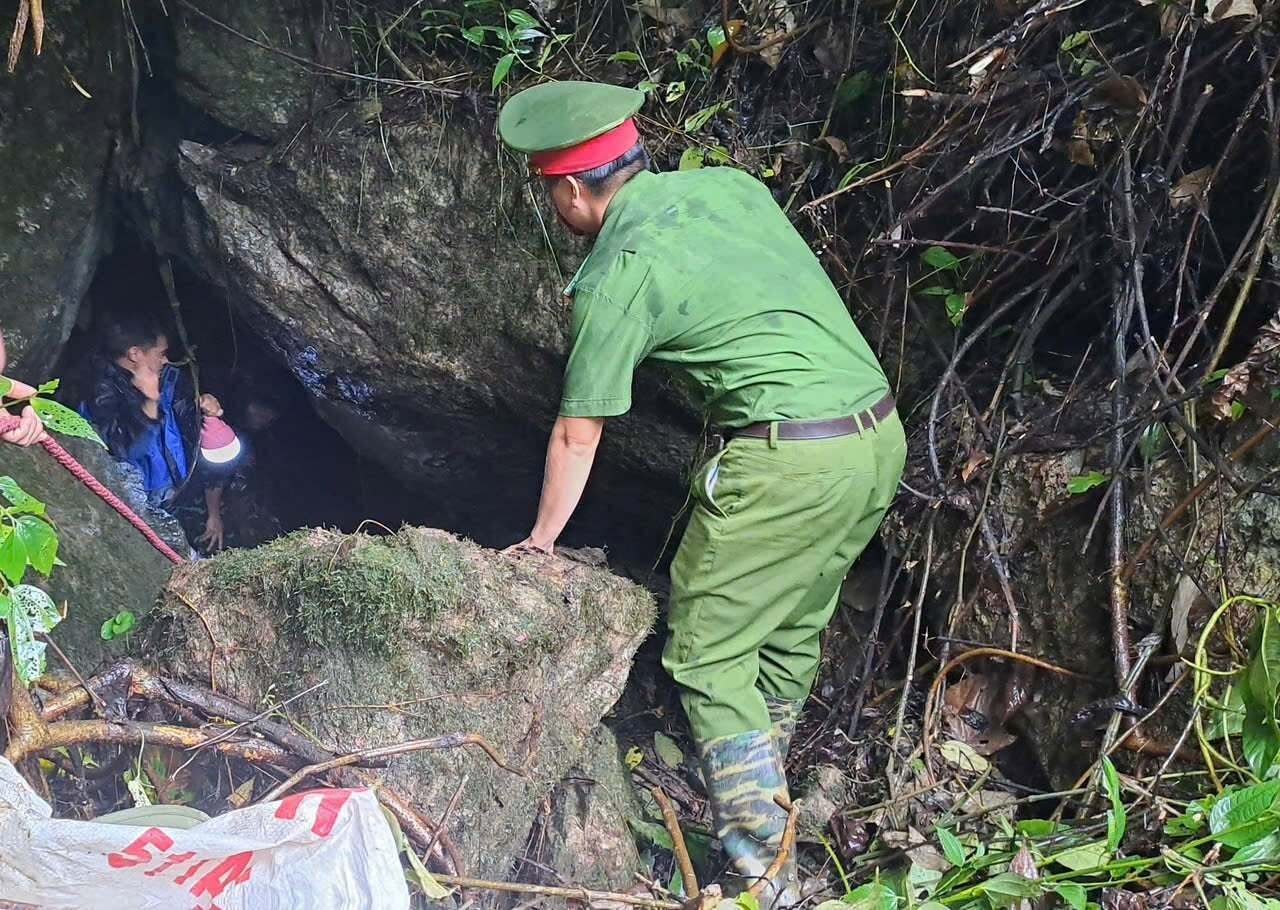 Giải cứu 3 người đàn ông mắc kẹt trong hang ở Phú Thọ suốt 3 ngày