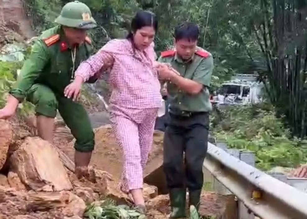Công an vượt điểm sạt lở, đưa người bệnh, sản phụ đi cấp cứu