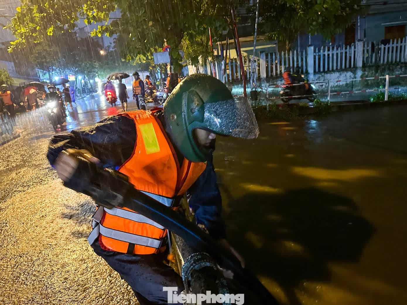 Ngập s&acirc;u,  mưa lớn ảnh 1