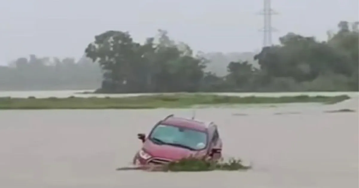 Ôtô suýt bị lũ cuốn khi qua đường ngập ở Đà Nẵng