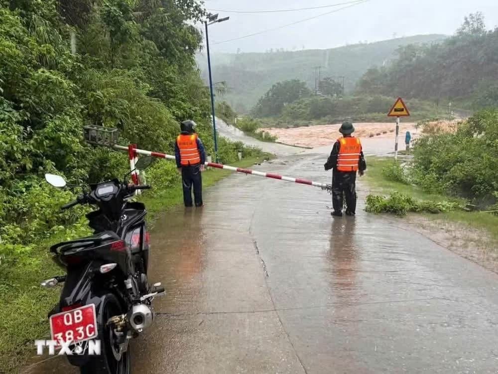 &Aacute;p thấp nhiệt đới ảnh 2