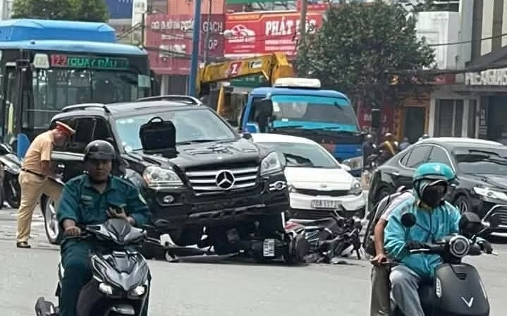 Ôtô Mercedes tông hàng loạt xe máy dừng chờ đèn đỏ ở TP.HCM
