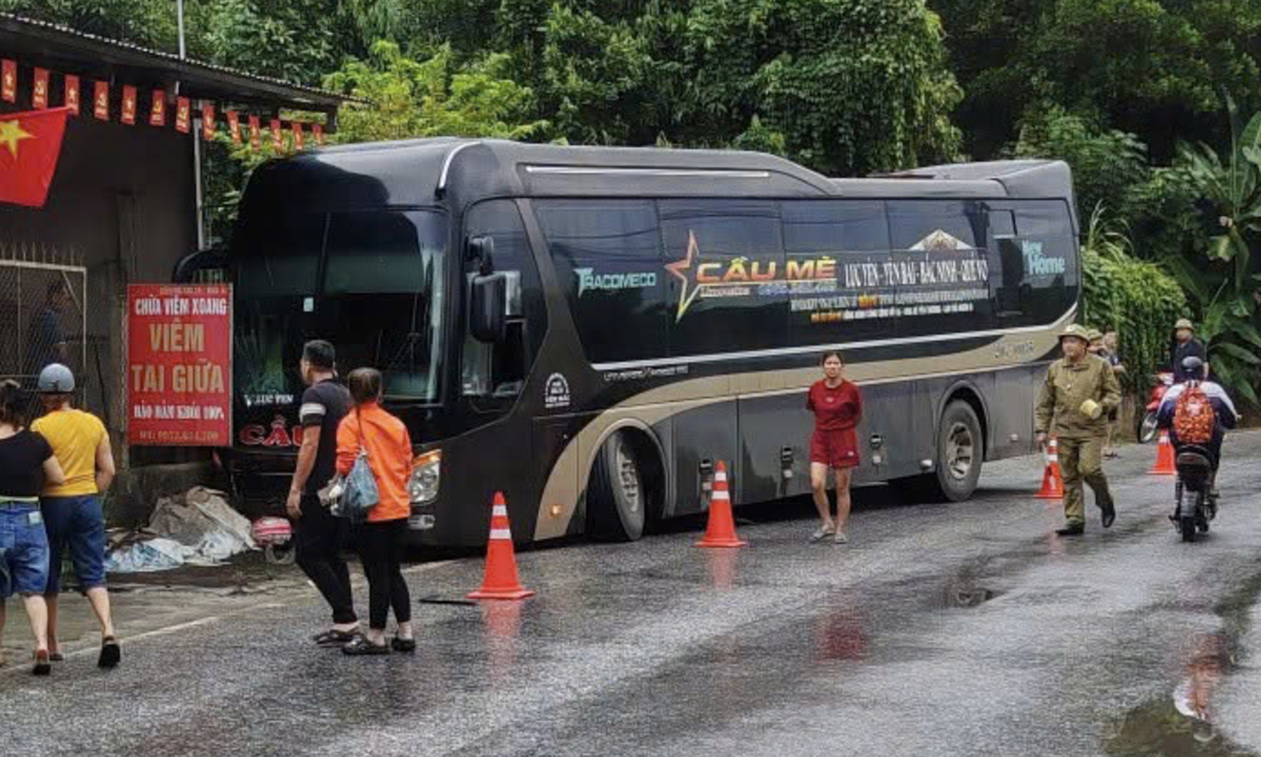 Xe m&aacute;y va chạm &ocirc;t&ocirc;  ảnh 1