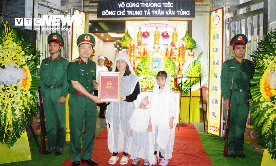 Hu&acirc;n chương dũng cảm ảnh 2