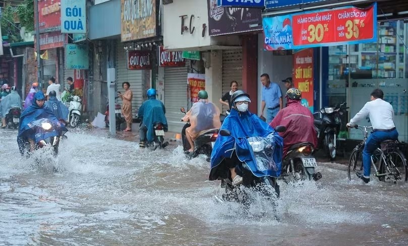 Cảnh báo mưa dông kèm lốc sét ở Hà Nội; lũ quét tại 6 tỉnh, thành