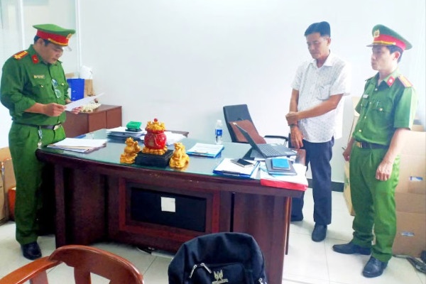 Bắt phó giám đốc doanh nghiệp chỉ đạo chôn lấp gần 48 tấn chất thải
