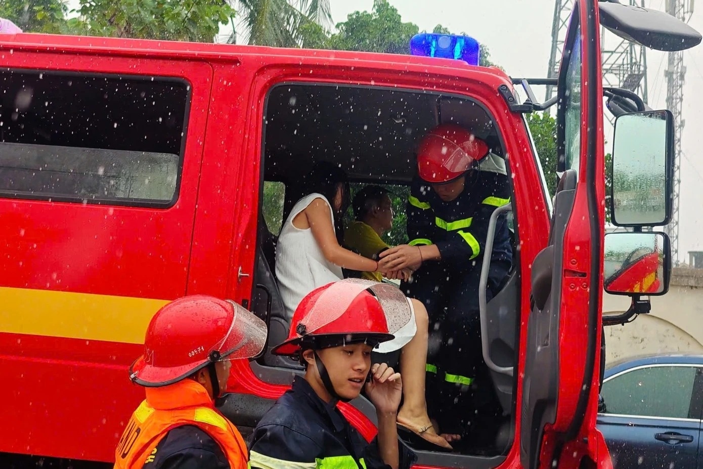 Thai phụ đau bụng, xe chết máy giữa biển nước