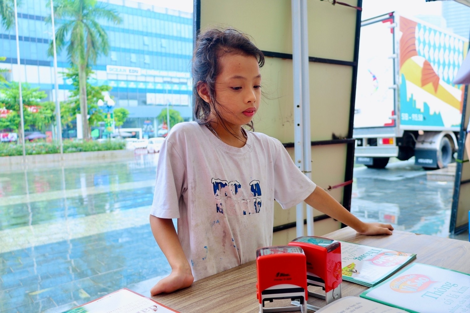 S&aacute;ch đến mọi nh&agrave; ảnh 17