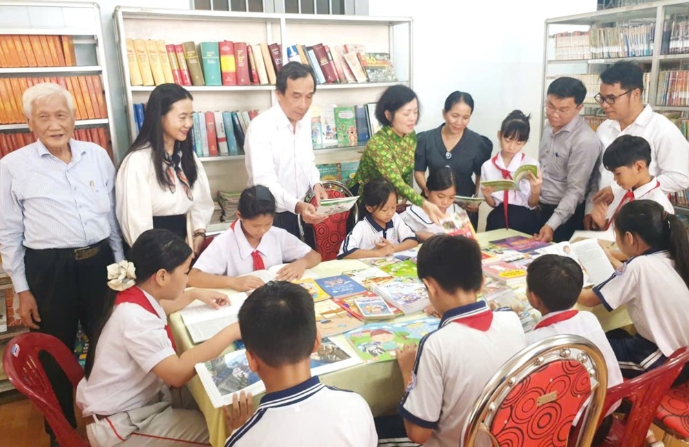 Khánh Hòa: Trao tặng 937 đầu sách cho Thư viện xã Diên Khánh
