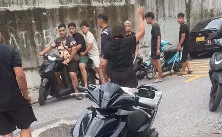 Đang ngồi uống nước ảnh 2