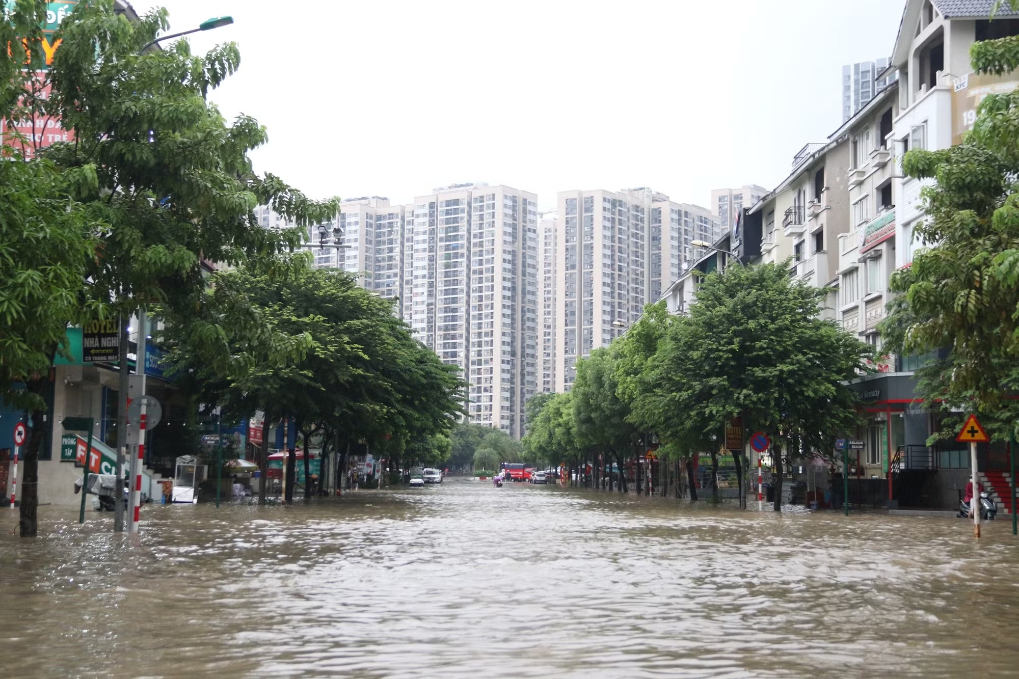 Vì sao khu vực phía Tây Hà Nội liên tục ngập sâu sau mưa lớn?