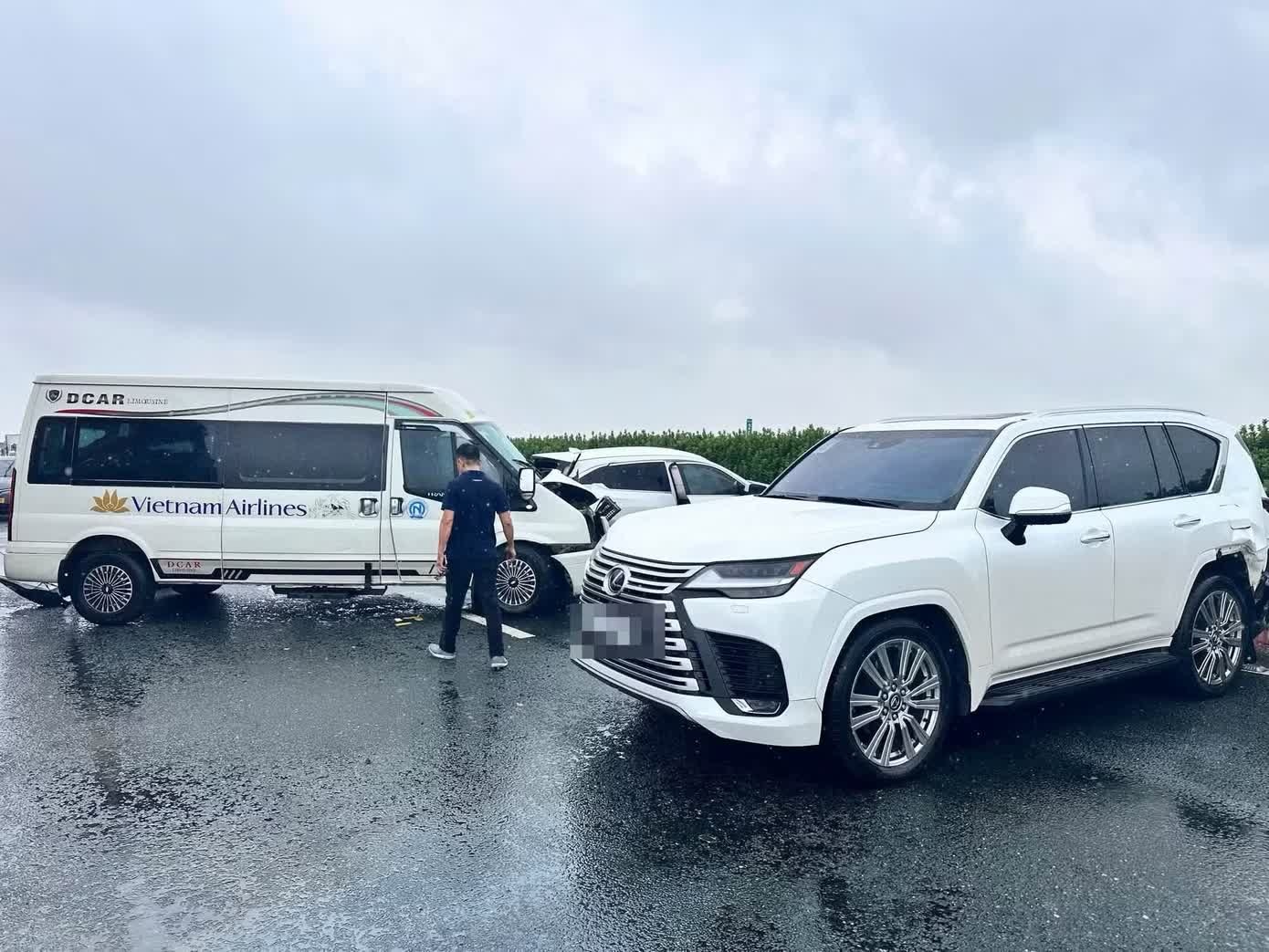 Công an Hà Nội điều tra vụ Lexus lạng lách, chặn xe trên cao tốc dẫn đến tai nạn