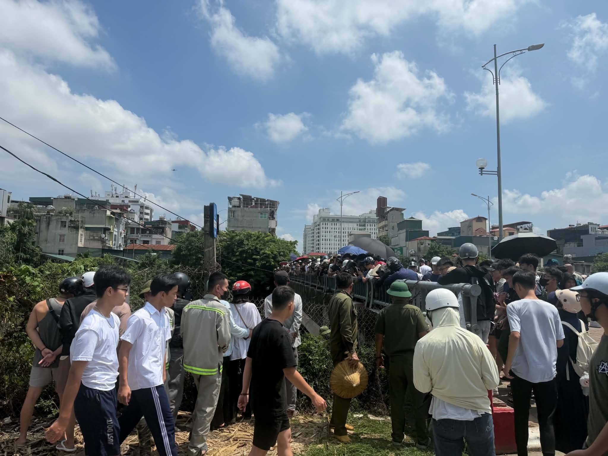 Tìm thấy thi thể nam sinh nghi bị nước cuốn xuống cống ở Hà Nội