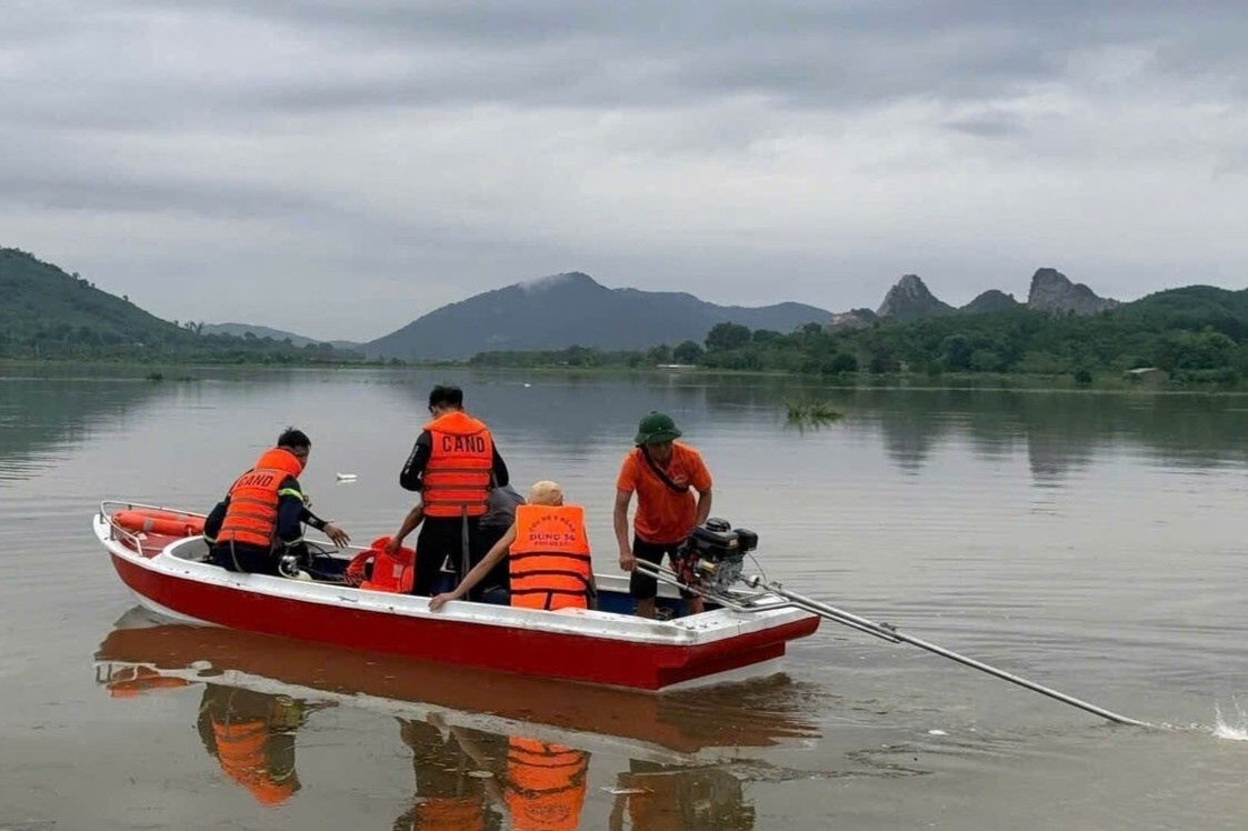 3 người bị lũ cuốn trong lúc đi đánh cá