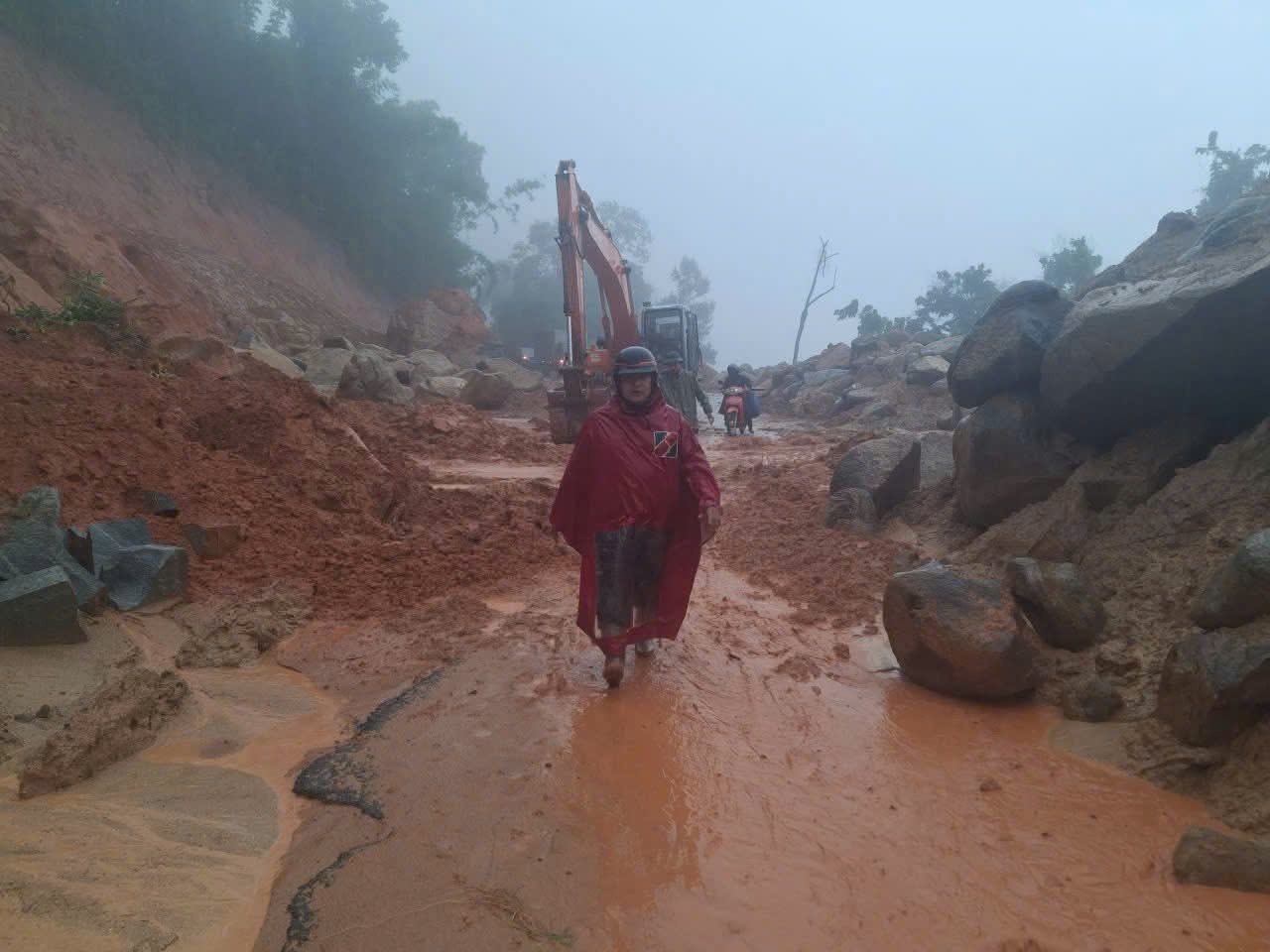 đất đ&aacute; sạt lở ảnh 2