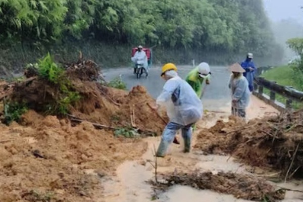 Liên tục hứng mưa lớn, Quảng Trị và Huế nguy cơ lũ quét, sạt lở trong 6 giờ tới