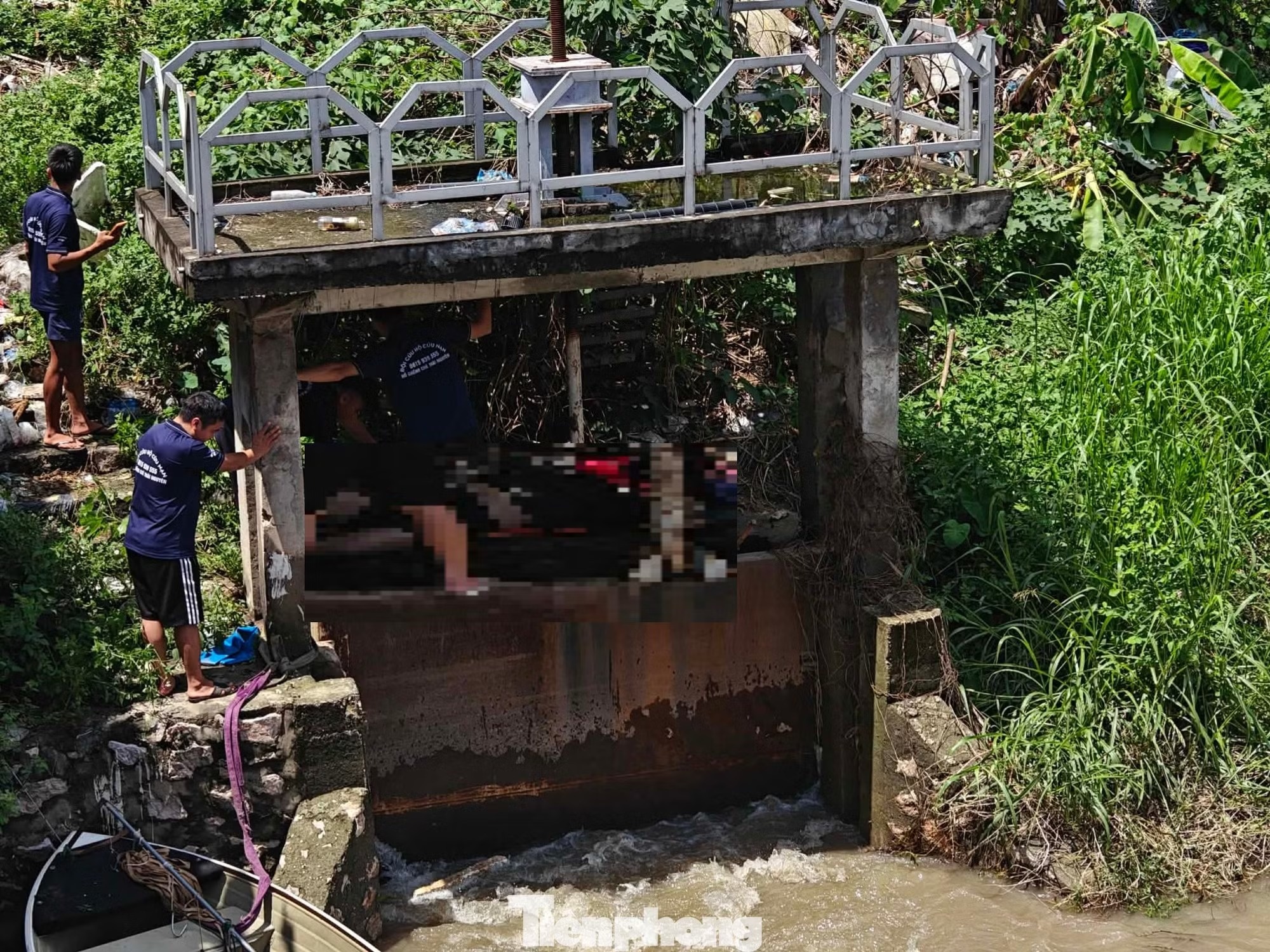 sinh vi&ecirc;n mất t&iacute;ch ảnh 2