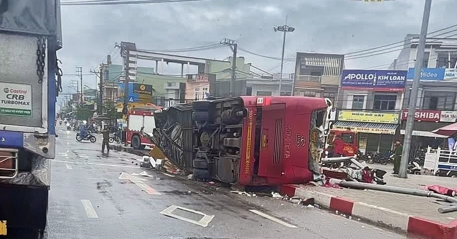 Lật xe khách giường nằm, nhiều người bị thương