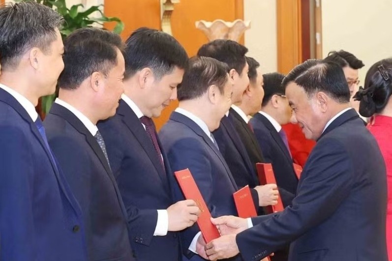 Hội nghị công bố 12 quyết định của Bộ Chính trị, Ban Bí thư về công tác cán bộ