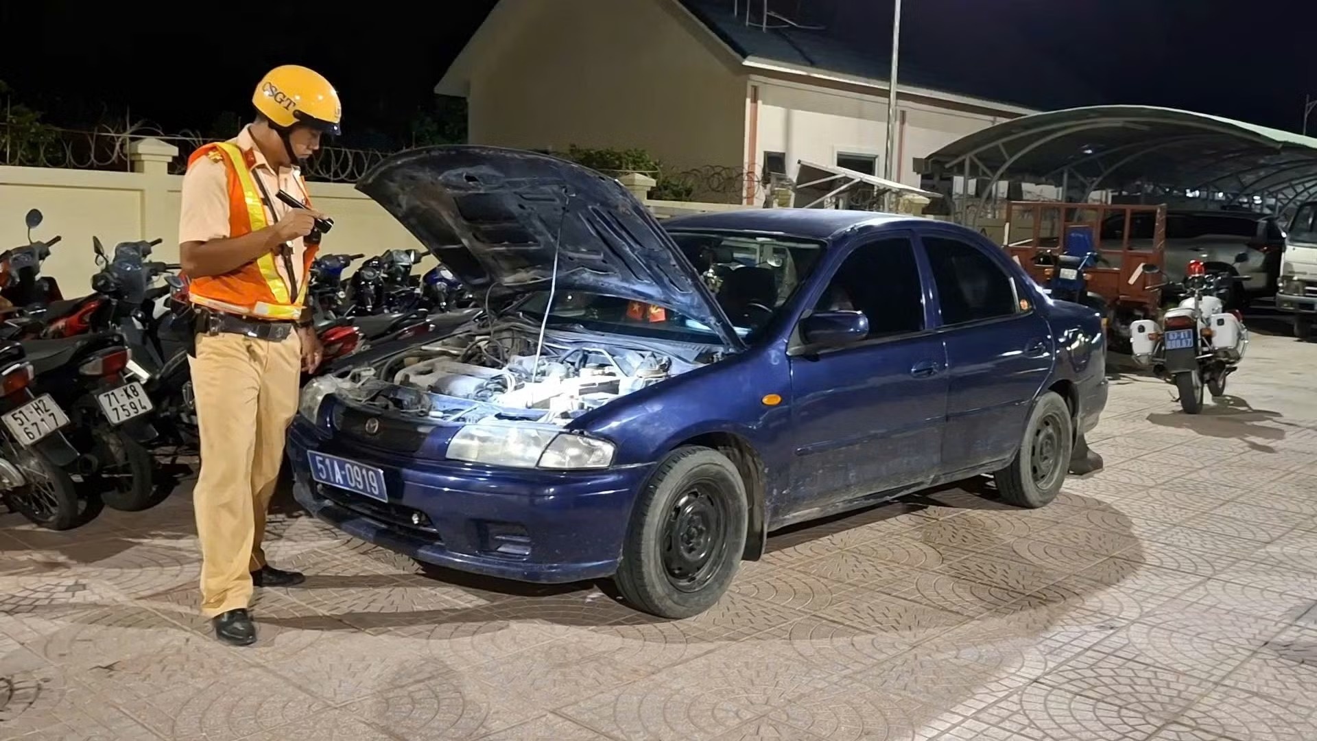 Ôtô biển xanh không giấy tờ, tài xế không có giấy phép lái xe