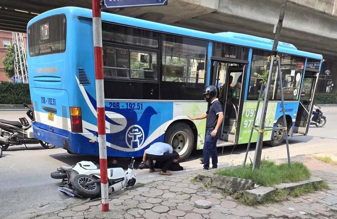 Cô gái bị cuốn vào gầm xe buýt