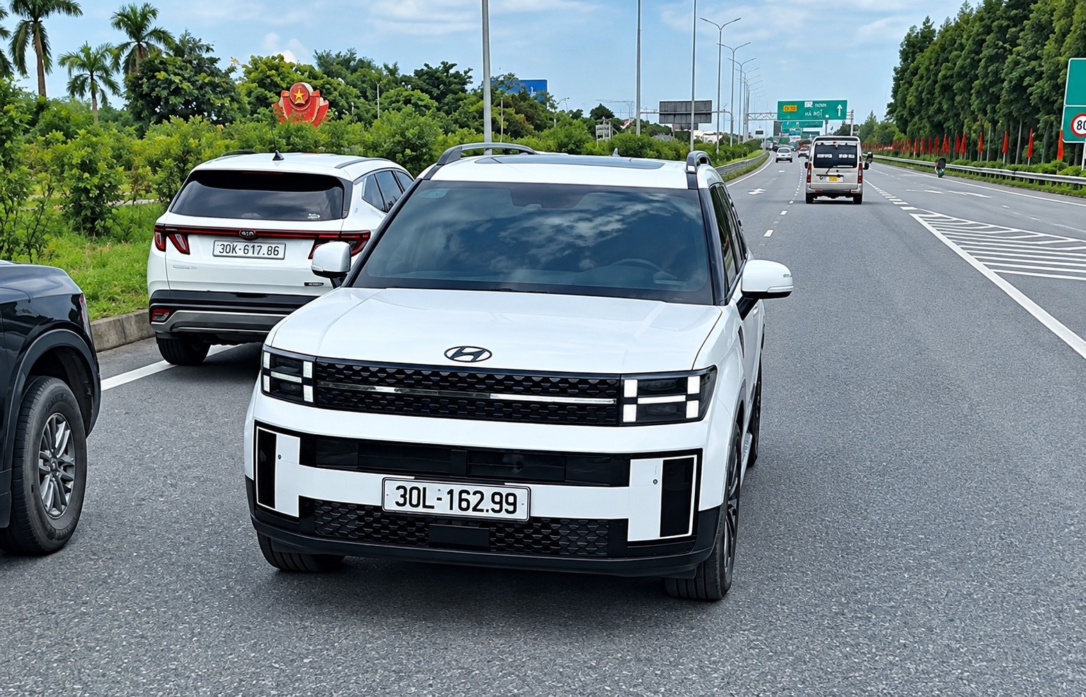 Ôtô đi ngược chiều trên quốc lộ 1, tài xế bị phạt 19 triệu đồng