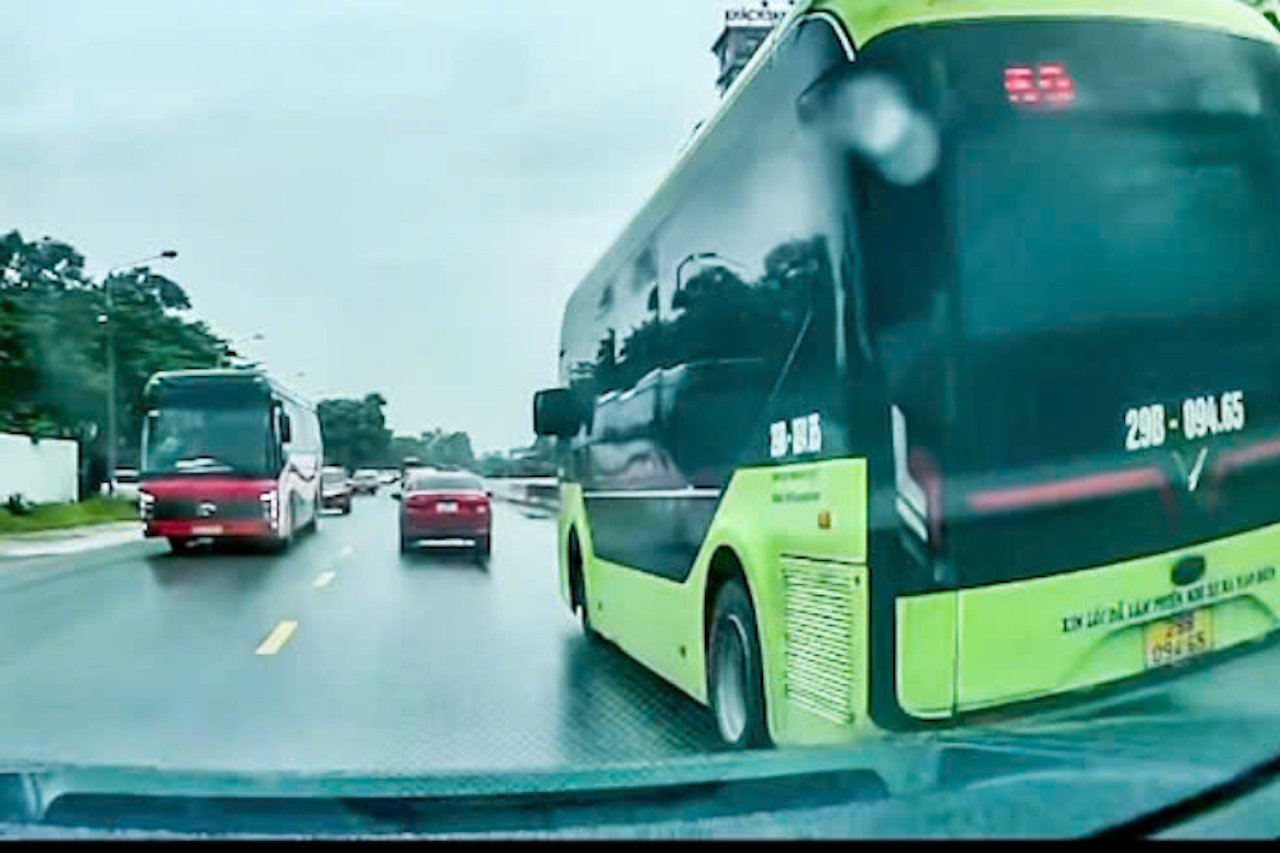 Xử phạt tài xế xe buýt ở Hà Nội vượt ẩu trên quốc lộ