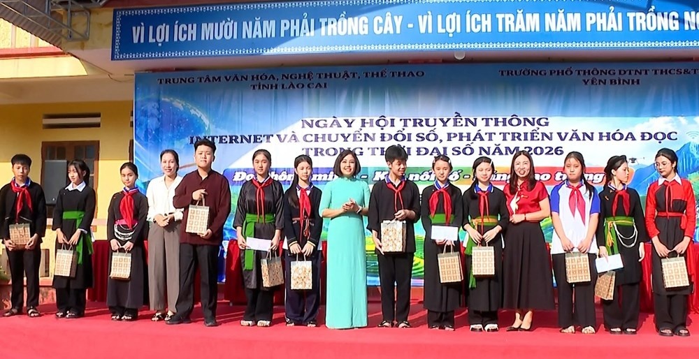 đọc s&aacute;ch ảnh 5
