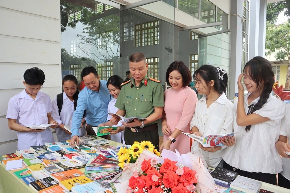 đọc s&aacute;ch ảnh 2