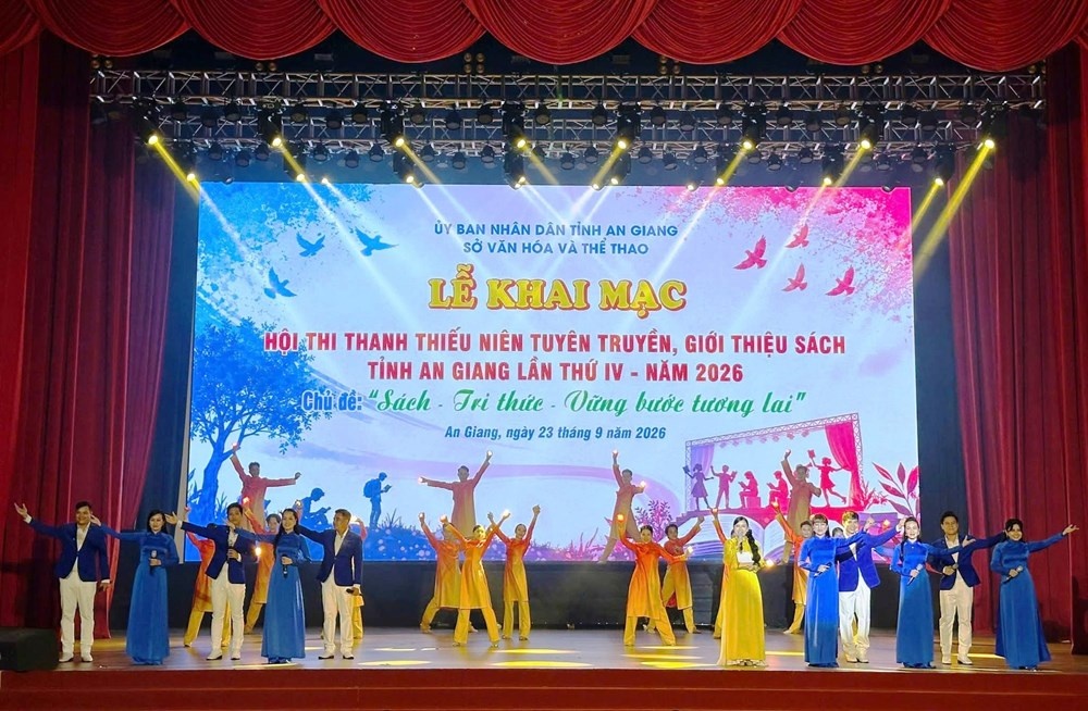 đọc s&aacute;ch ảnh 1