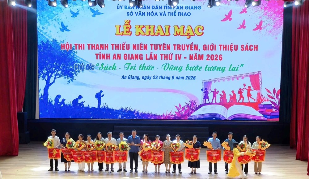 đọc s&aacute;ch ảnh 2