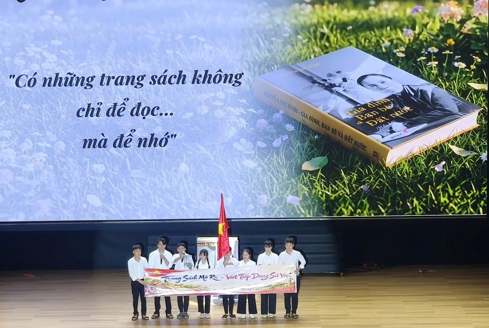 đọc s&aacute;ch ảnh 4