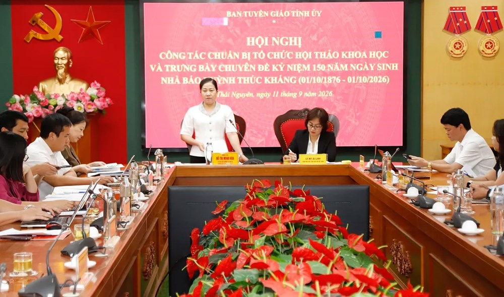 Huỳnh Th&uacute;c Kh&aacute;ng ảnh 1