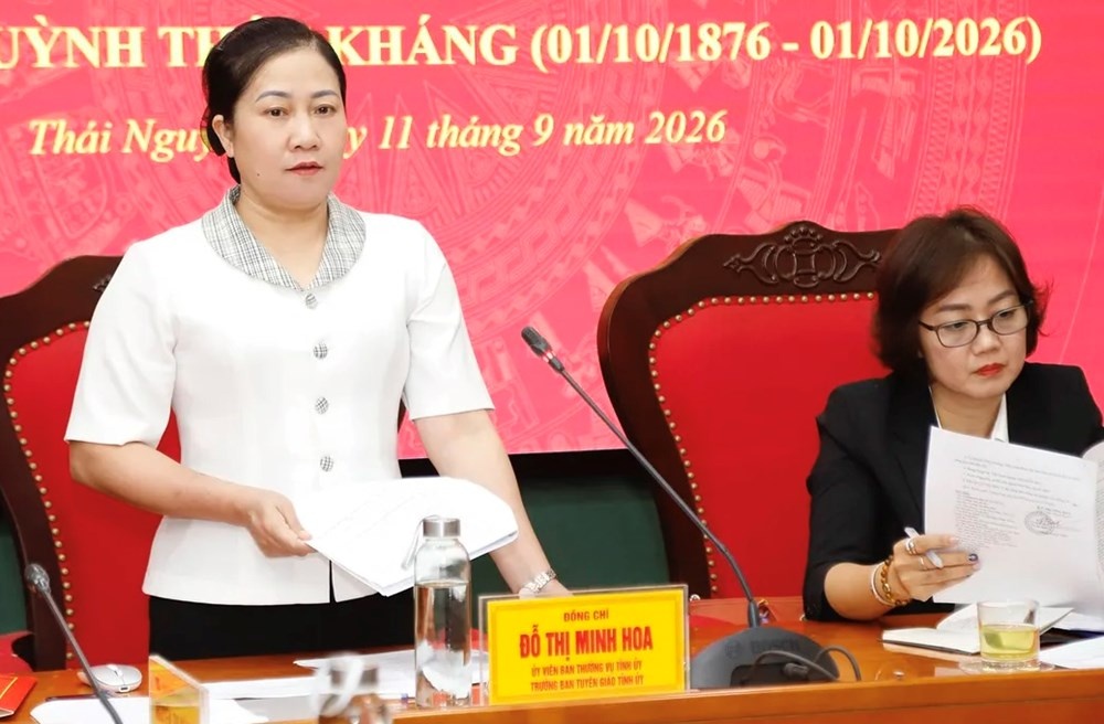 Huỳnh Th&uacute;c Kh&aacute;ng ảnh 2
