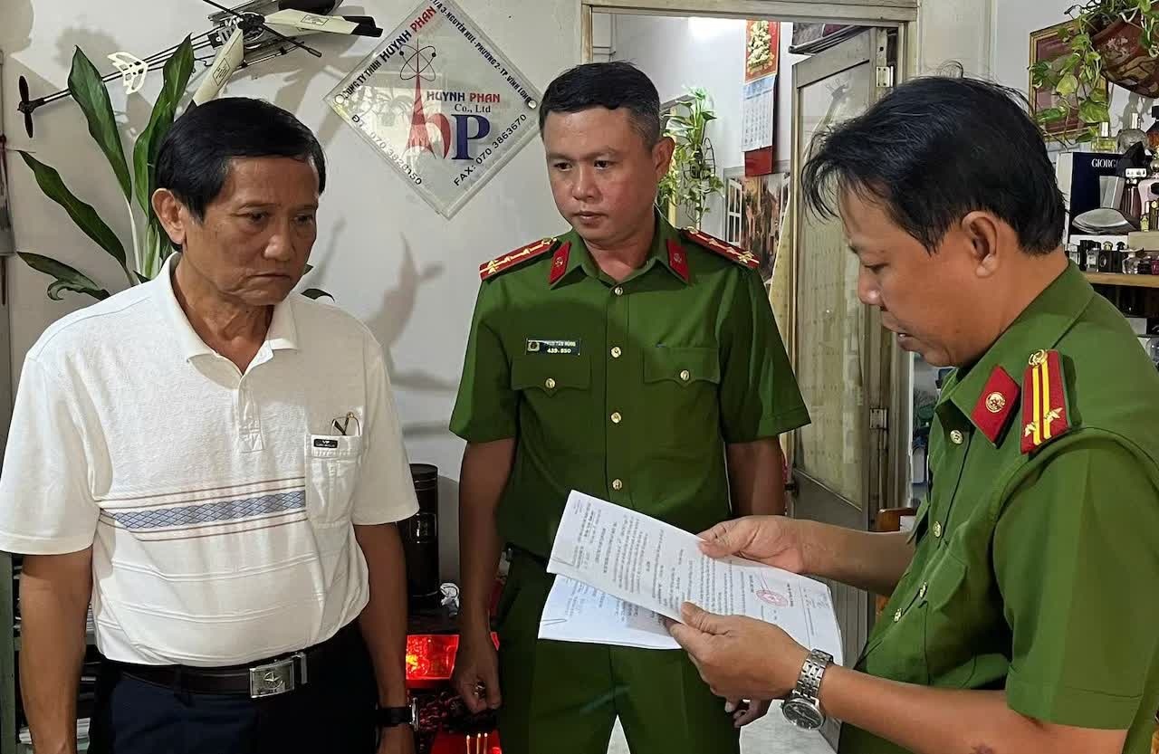 C&ocirc;ng ty Huỳnh Phan,  Doanh nghiệp Huỳnh Phan,  Gi&aacute;m đốc Huỳnh Phan,  l&agrave;m giả t&agrave;i liệu ảnh 1