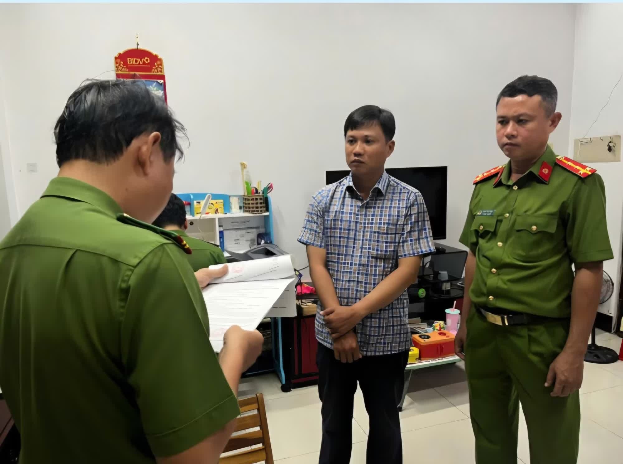 Bắt tạm giam đăng kiểm viên nhận hối lộ