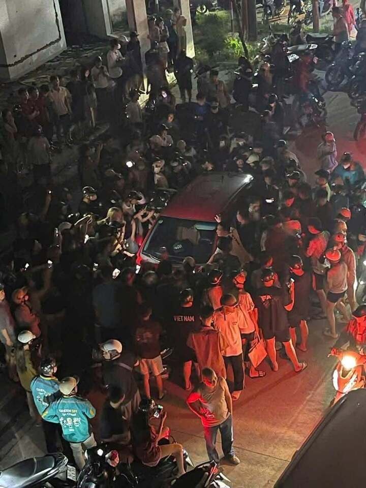Người phụ nữ,  chặn đầu &ocirc;t&ocirc;,  nghi đ&aacute;nh ghen ảnh 2