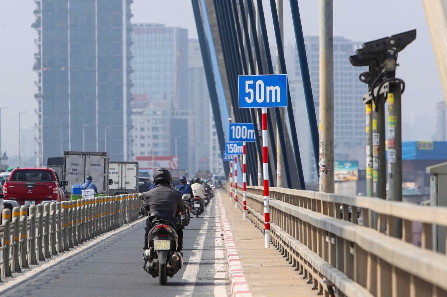 Sau cầu Nhật Tân, Hà Nội tính kẻ vạch khoảng cách trên 3 cầu lớn