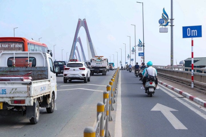 Hà Nội thí điểm giảm tốc độ, duy trì khoảng cách an toàn trên cầu Nhật Tân