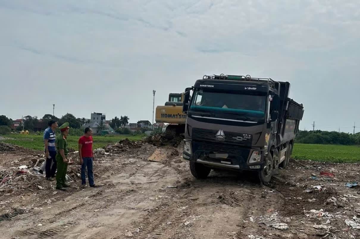 Khởi tố giám đốc công ty vận tải đổ trộm hơn 4.500 tấn chất thải xây dựng