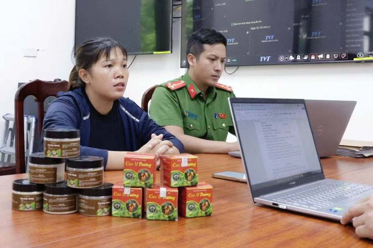 Bắt 8 đối tượng lừa bán 'thuốc nam gia truyền' chữa các loại khối u