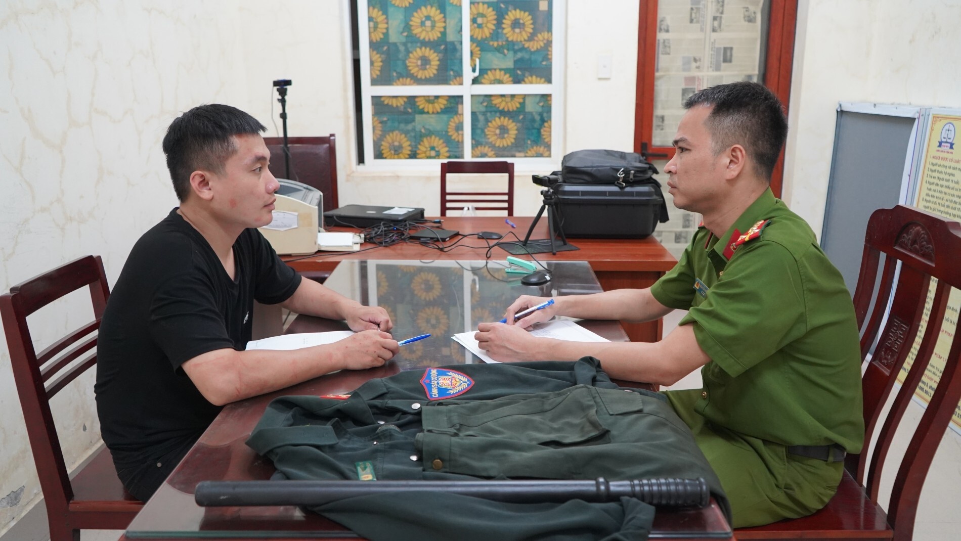 Bắt giữ đối tượng giả danh cảnh sát cơ động chặn xe vòi tiền