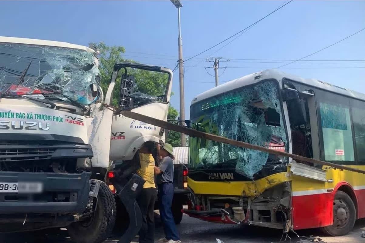 Nguyên nhân vụ tai nạn giữa xe buýt và xe chở rác khiến tài xế gãy chân